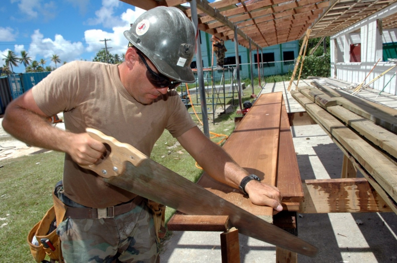 charpentier-TOURRETTES-min_worker_construction_building_carpenter_male_job_build_helmet-893290